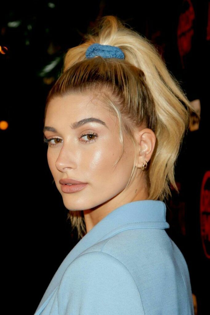 Photo de Hailey Bieber qui porte un chouchou